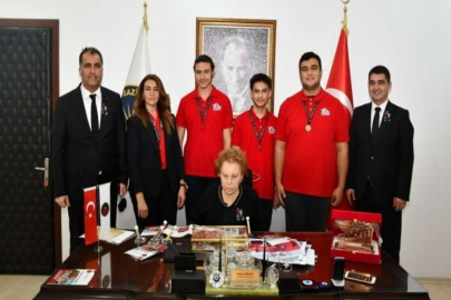 Nüket Ersoy’a öğrencilerden anlamlı ziyaret