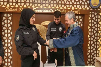 Polis çifte kelepçeli nikah