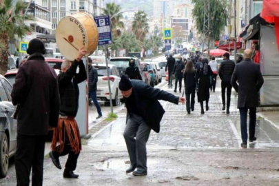 Davul-zurna tutup göbek atarak doların düşmesini kutladı