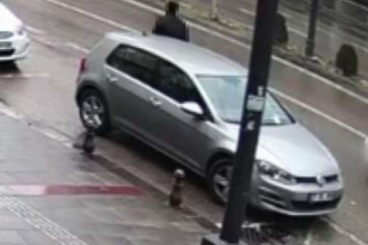 Gündüz vakti avukatın aracına giren hırsız ruhsatlı tabancayı çaldı