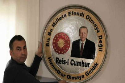 Cumhurbaşkanı Erdoğan’a üzerinde portresi bulunan bakır tepsiyi hediye etmek istiyor