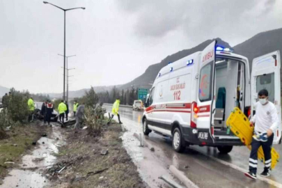 Yağmurlu havada kayan otomobil bariyerlere çarptı
