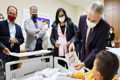 Rektör Özaydın hasta çocuklara kitap dağıtarak moral verdi