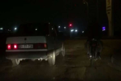 Araç içinden uzattıkları iple motosikleti çekmeye çalışan şahıslar pes dedirtti