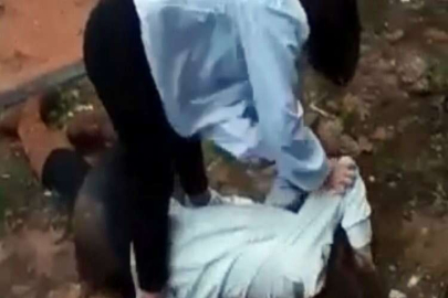 Genç kız saçından tutarak yere yatırdığı arkadaşını acımasızca dövdü