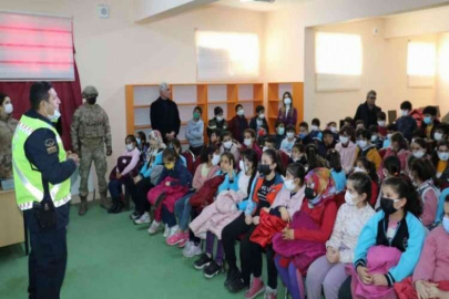 Çocuklara trafik kuralları anlatıldı