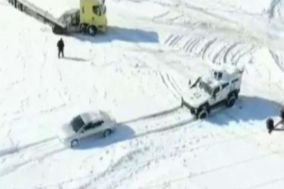 Hasta taşıyan otomobil kara saplandı, imdadına zırhlı polis aracı yetişti