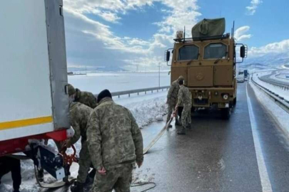 Otoyolda mahsur kalanlar için havadan karadan kurtarma çalışması yürütülüyor