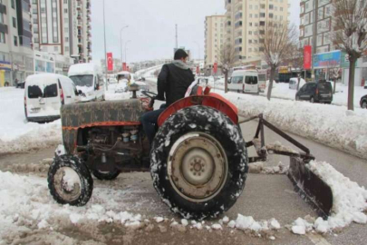 Vatandaş traktörüyle karları temizledi