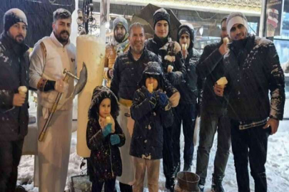 Karlı havada vatandaşa dondurma ikramı