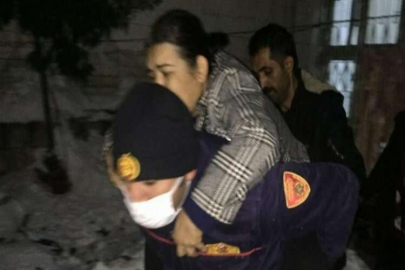 İtfaiye eri hasta kadını sırtında taşıdı