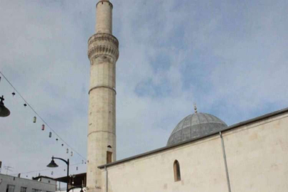 Kilis’te roketlerin hedefi olan camide saldırının izleri silindi