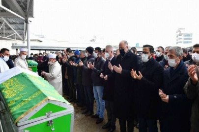Mehmet Yılmaz annesini toprağa verdi