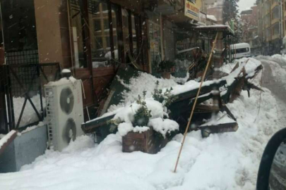 İslahiye’de iş yerlerinin tenteneleri karın ağırlığına dayamayarak çöktü