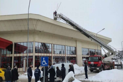 BÜYÜKŞEHİR, YÜKSEK KAR YÜKÜNÜN OLUŞTUĞU ŞEHİRLERARASI OTOBÜS TERMİNALİ’NDE ÖNLEM ALDI
