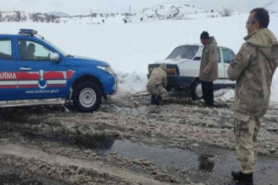 Jandarma ekipleri araçlarıyla mahsur kalanları kurtardı
