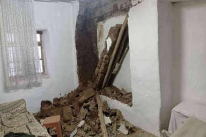 Kahta’da etkili olan kar evin duvarını yıktı