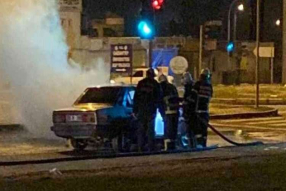 Seyir halindeki otomobil alev aldı