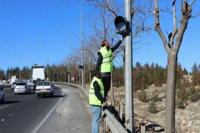 Tehlikeli virajlara flaşörlü önlem