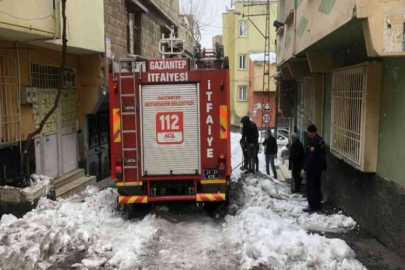 Elektrik kontağı evi yaktı, 2 kişi dumandan etkilendi