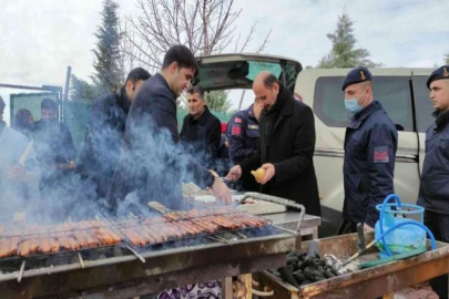 Kaymakam Sevgili’den sucuk ekmek ikramı