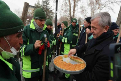 Kar temizleme çalışması yapan ekiplere baklava dopingi
