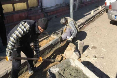 Gölbaşı Belediyesi kaldırımları onarıyor