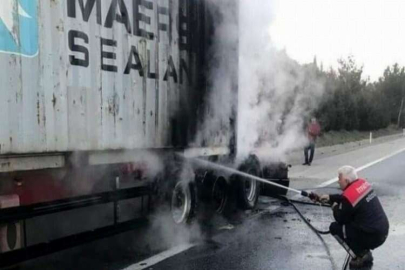 Yanan tır dorsesi kullanılmaz hale geldi