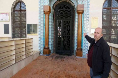 Tarihi caminin kapısını yaktılar