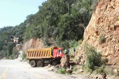 Freni boşalan kamyon dağa çarptı, sürücü ağır yaralandı