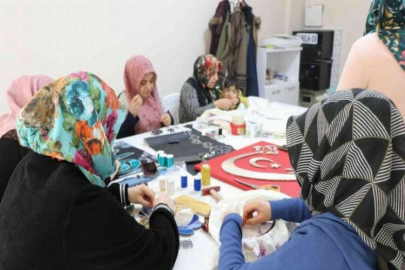 Anneler öğreniyor çocuklar eğleniyor