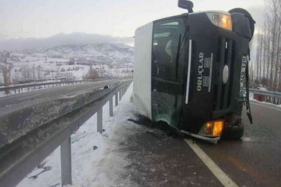 Askeri personeli taşıyan servis devrildi: 1 şehit, 3 yaralı