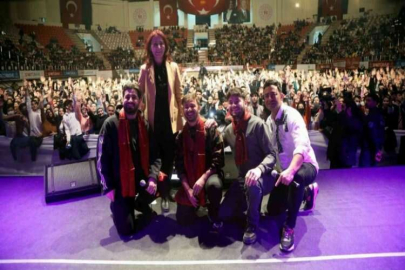 Ünlü pop sanatçısı Emre Aydın gazi şehirliler için konser verdi