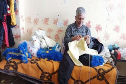 Engelli babanın örgü aşkı paraya dönüşüyor