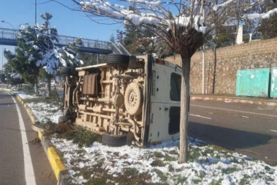 Yolcu minibüsü buzlanma nedeniyle devrildi: 3 yaralı