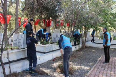 Denetimi Serbestlik Müdürlüğü personeli şehitlikte temizlik yaptı