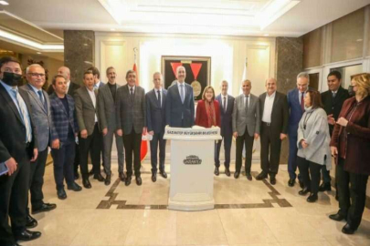 Eski Adalet Bakanı Abdülhamit Gül, Fatma Şahin’i ziyaret etti