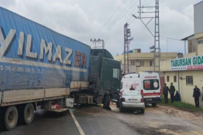 Şerit değiştiren tır otomobile çarptı: 1 yaralı