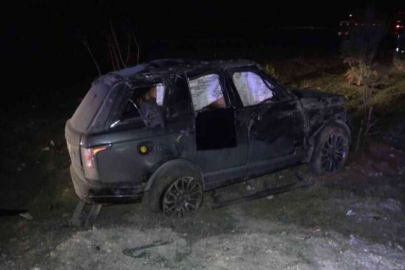 Defalarca takla atan lüks cip hurdaya döndü: 2 yaralı