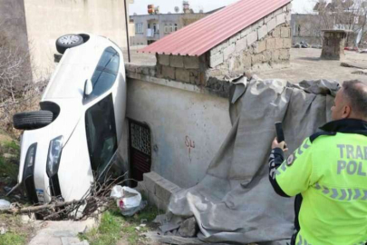 Kontrolden çıkan otomobil evin üzerine devrildi