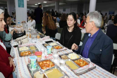 Rektör Özaydın ilk iftarını öğrencilerle birlikte yaptı