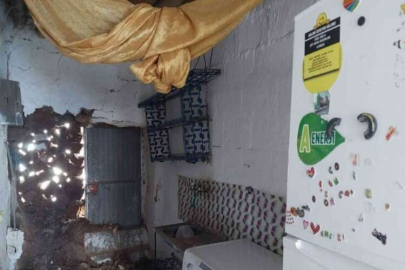 Duvarı yıkılan aile yardım bekliyor