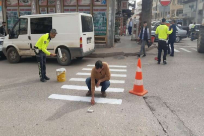 Trafik polisleri kendi yaya çizgilerini kendi çizdi