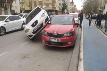 Kaza yapan araç park halindeki aracın üzerinde asılı kaldı