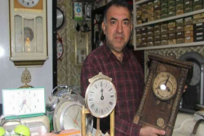 44 yıldır asırlık saatleri tamir ediyor