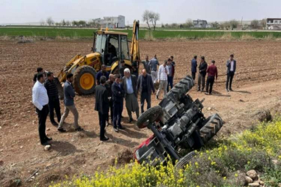Devrilen traktörün altında kalan baba öldü, oğlu yaralandı