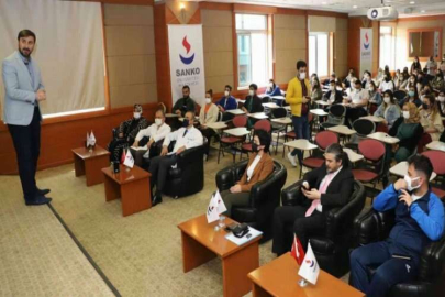 Yazar Efiloğlu üniversite öğrencileriyle bir araya geldi