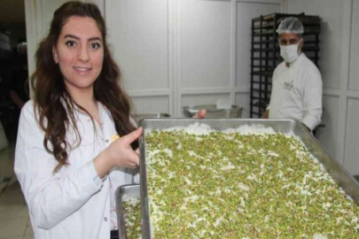 Ramazanda güllaç tatlısı ustalarının yoğun mesaisi