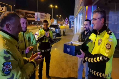 Uygulama yapan polis ekiplerine vatandaştan şaşırtan sürpriz