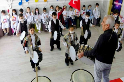 Gönül verdiği müzik sevdasını 45 yıldır öğrencilerine aşılıyor